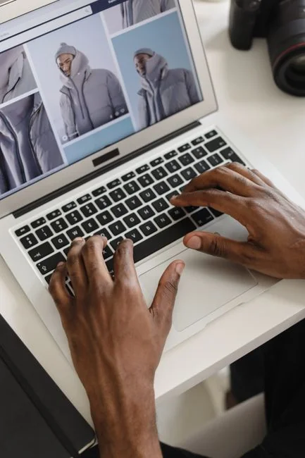 Une personne utilisant un ordinateur portable pour examiner des stratégies de marketing sur les réseaux sociaux à la maison.