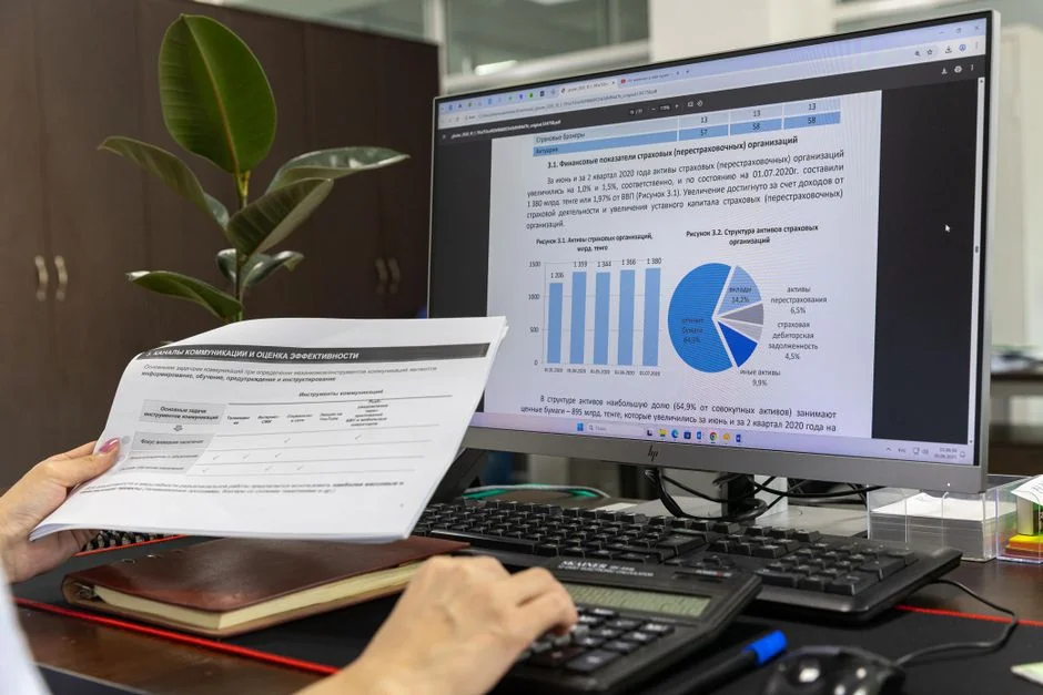 Représentation visuelle des techniques d’optimisation Amazon avec des notes manuscrites et des crayons.
